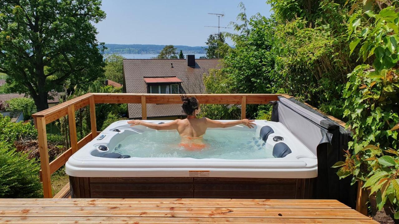 Ferienhaus Wellnesshuette Mit Aussenwhirlpool Und Herrlichem See-Und Alpenblick ユーバーリンゲン エクステリア 写真